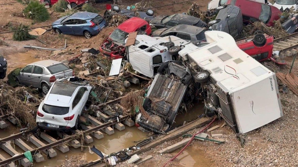 Carros danificados e destroços estão empilhados no meio de um trilho de transporte na cidade de Alfafar, atingida por enchentes, na província de Valência, Espanha, 30 de outubro de 2024. A Agência Meteorológica Estatal (AEMET) emitiu alertas laranja e vermelho para chuvas em várias regiões do leste e sul da Espanha devido a um fenômeno DANA (depressão isolada em altos níveis). EPA/RAQUEL SEGURA