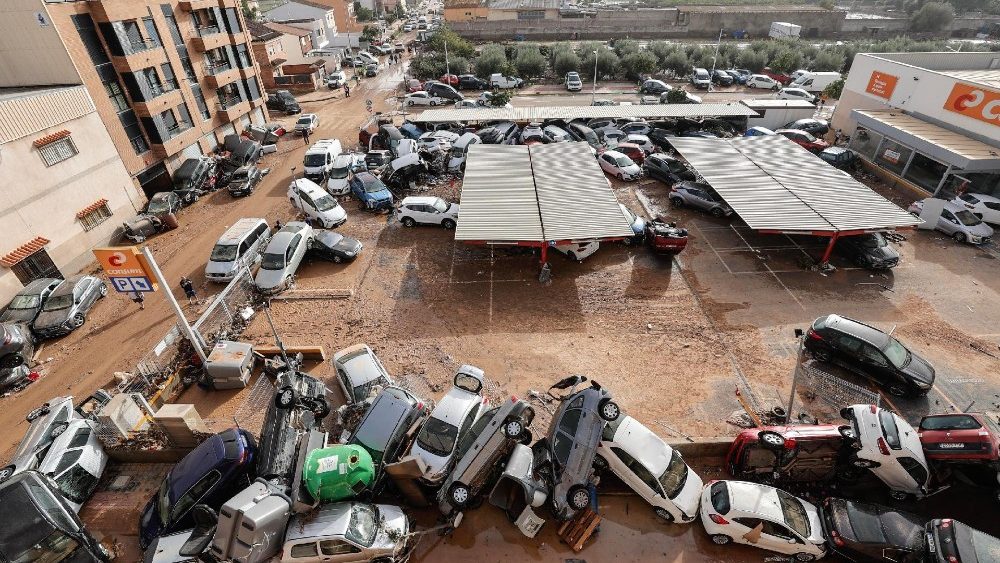 Carros danificados estão empilhados no município de Paiporta, atingido por enchentes, na província de Valência, Espanha, em 30 de outubro de 2024. A Agência Meteorológica do Estado (AEMET) emitiu alertas laranja e vermelho para chuvas em várias regiões do leste e sul da Espanha devido a um fenômeno DANA (depressão isolada em altos níveis). O prefeito de Paiporta, localizado a cerca de dez quilômetros a sudoeste de Valência, confirmou que pelo menos 34 pessoas morreram no município devido às enchentes. EPA/MANUEL BRUQUE