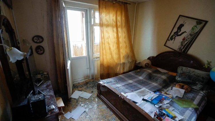 Um apartamento danificado no local de um ataque de drone em uma área residencial em Kiev, Ucrânia, 02 de novembro de 2024, em meio à invasão russa em andamento. Pelo menos duas pessoas ficaram feridas quando destroços de um drone abatido caíram em um prédio residencial após um ataque de drone, informou o Serviço de Emergência Estatal da Ucrânia (SESU). De acordo com as Forças Armadas Ucranianas, as tropas russas lançaram um ataque noturno com 71 veículos aéreos não tripulados (UAVs) 'Shahed' em toda a Ucrânia. EPA/SERGEY DOLZHENKO