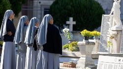 Religiosas em oração no Cemitério Verano, em Roma