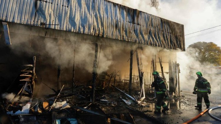 Equipes de resgate ucranianas trabalham no local de um ataque de drones a uma unidade de armazenamento em uma área residencial em Kiev, Ucrânia, em 07 de novembro de 2024, em meio à invasão russa em andamento. Os destroços dos drones derrubados caíram em cinco distritos diferentes de Kiev após um ataque noturno, no qual pelo menos uma pessoa ficou ferida, de acordo com o relatório do Serviço de Emergência Estatal da Ucrânia (SESU). Tropas russas entraram em território ucraniano em 24 de fevereiro de 2022, iniciando um conflito que provocou destruição e uma crise humanitária. EPA/SERGEY DOLZHENKO