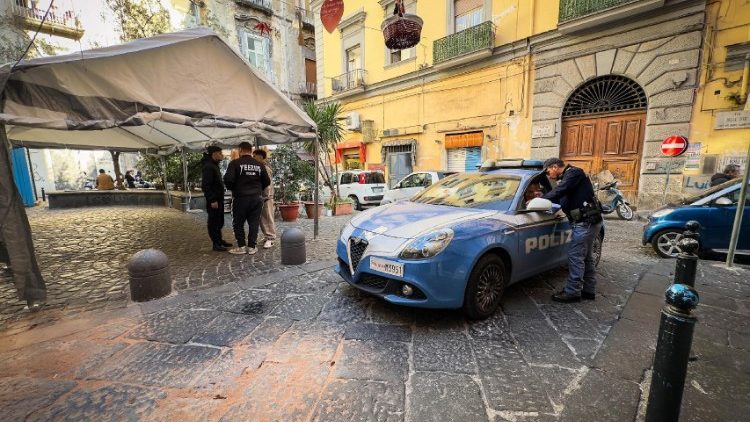 Volante della polizia sul luogo dell'omicidio di Arcangelo Correra