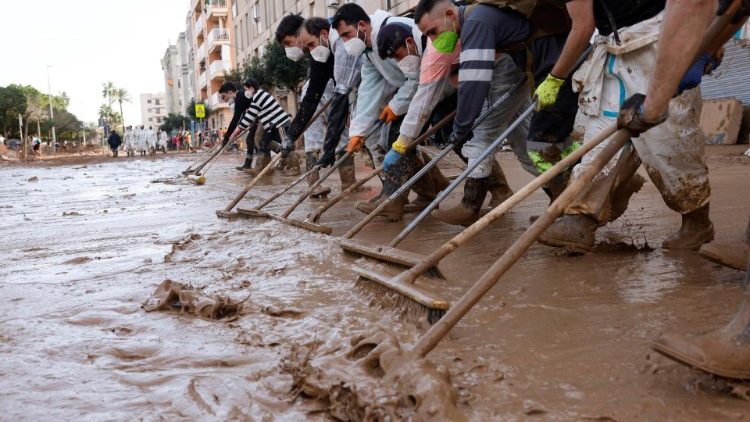 Des volontaires nettoyant une rue à Paiporta