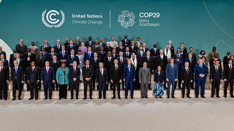 Führende Politiker aus aller Welt posieren für das "Familien-Foto" beim COP29 in Baku (Aserbaidschan)