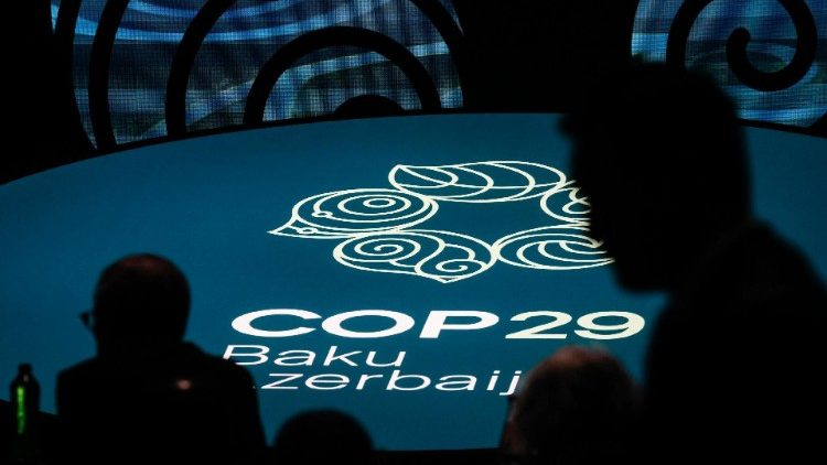 Teilnehmer sehen sich eine Pr&auml;sentation beim COP29 an
