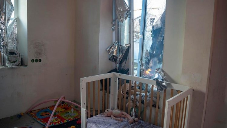 Danos no local de um ataque aéreo em Odessa, sudoeste da Ucrânia, em 17 de novembro de 2024. As forças russas lançaram um "ataque combinado massivo que teve como alvo todas as regiões da Ucrânia" durante a noite e pela manhã com cerca de 120 mísseis e 90 veículos aéreos não tripulados (UAVs), disse o presidente ucraniano Zelensky em 17 de novembro, acrescentando que as forças de defesa aérea da Ucrânia destruíram mais de 140 alvos aéreos. O principal alvo do ataque russo foi a infraestrutura de energia em toda a Ucrânia, disse Zelensky. As tropas russas entraram em território ucraniano em 24 de fevereiro de 2022, iniciando um conflito que provocou destruição e uma crise humanitária. STATE EMERGENCY SERVICE OF UKRAINE HANDOUT -- BEST QUALITY AVAILABLE/EPA