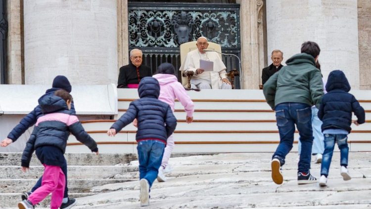 Des enfants accourent vers le Pape pour le saluer lors de l'audience générale