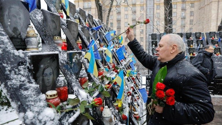 Ucranianos depositam flores em meio &agrave; neve no memorial aos "Her&oacute;is dos Cem Celestiais", em homenagem aos ativistas mortos durante os protestos do Euromaidan em 2014, perto da Pra&ccedil;a da Independ&ecirc;ncia em Kiev, Ucr&acirc;nia, em 21 de novembro de 2024, em meio &agrave; invas&atilde;o russa em andamento. EPA/SERGEY DOLZHENKO