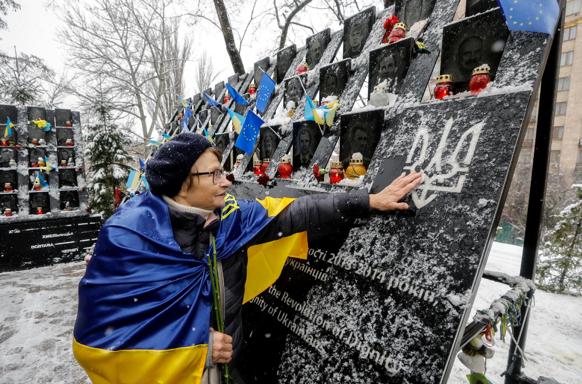 Ucraniana deposita flores no memorial aos 'Heroes of the Heavenly Hundred", em homenagrm aos ativistas mortos durante os protestos da Euromaidan em 2014, perto da Praça da Independência em Kiev, Ucrânia, 21 de novembro de 2024, em meio à invasão russa em andamento. Os ucranianos comemoram em 21 de novembro o "Dia da Dignidade e da Liberdade" e o aniversário da "Revolução de Maidan", ou Revolução da Dignidade da Ucrânia. Em 21 de novembro de 2013, os ativistas iniciaram um piquete antigovernamental depois que o então primeiro-ministro Mykola Azarov anunciou a suspensão de um tratado histórico com a União Europeia. Os protestos acabaram levando à deposição do então presidente Viktor Yanukovych, criando fissuras políticas em todo o país que explodiram em um conflito violento entre separatistas pró-Rússia e forças governamentais na parte oriental do país na primavera de 2014. Tropas russas entraram na Ucrânia em 24 de fevereiro de 2022, iniciando um conflito que provocou destruição e uma crise humanitária. EPA/SERGEY DOLZHENKO