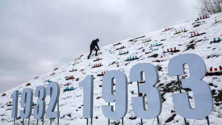 Ucranianos colocam velas em uma colina no complexo do Genoc&iacute;dio Holodomor do Museu Nacional em Kiev, Ucr&acirc;nia, 23 de novembro de 2024, em meio &agrave; invas&atilde;o russa em andamento. As v&iacute;timas do Holodomor, ucraniano para "morte por fome", s&atilde;o tradicionalmente comemoradas na Ucr&acirc;nia no &uacute;ltimo s&aacute;bado de novembro. O Holodomor, ou a Grande Fome, na antiga era sovi&eacute;tica Ucr&acirc;nia ceifou milh&otilde;es de vidas entre 1932 e 1933. EPA/SERGEY DOLZHENKO