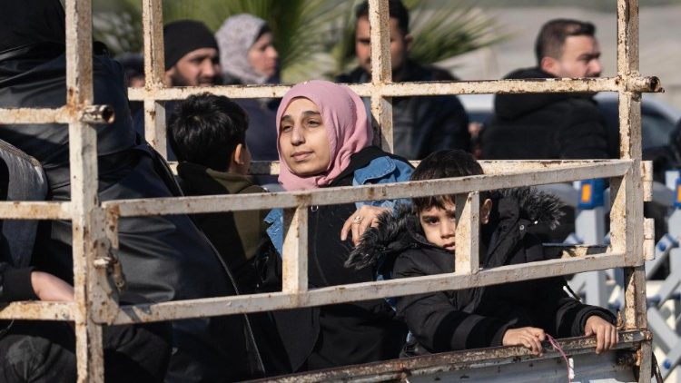Syrer warten an einem Grenzübergang, um von der Türkei aus in ihr Land zurückzukehren