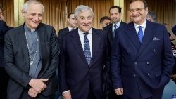 Kardinal Zuppi, links, mit dem Gastgeber der Konferenz, Italiens Außenminister Antonio Tajani (Mitte)
