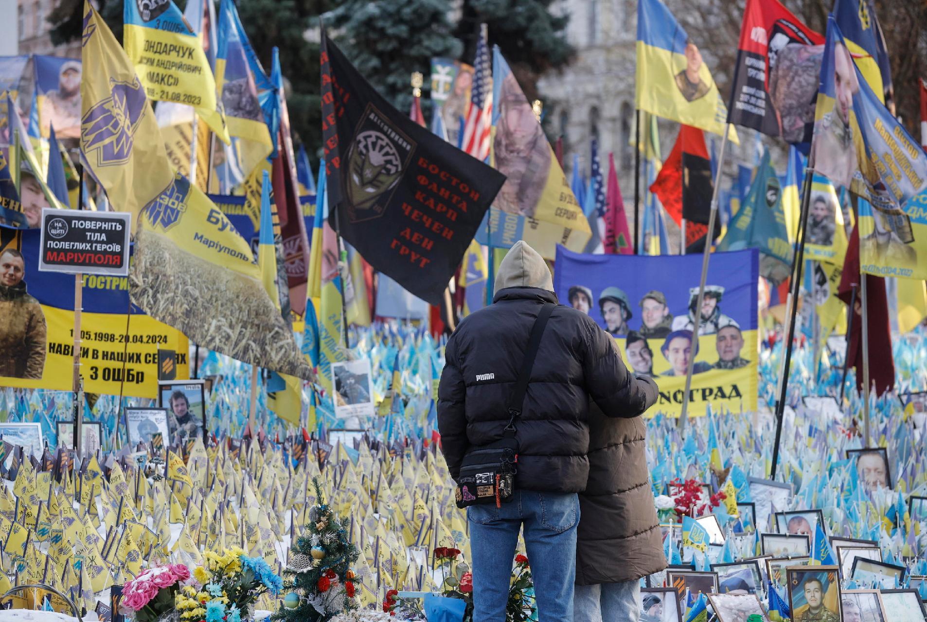 Memorial aos mortos na Praça da Independência em Kiev, Ucrânia, 12 de dezembro de 2024, em meio à invasão russa em andamento. EPA/SERGEY DOLZHENKO
