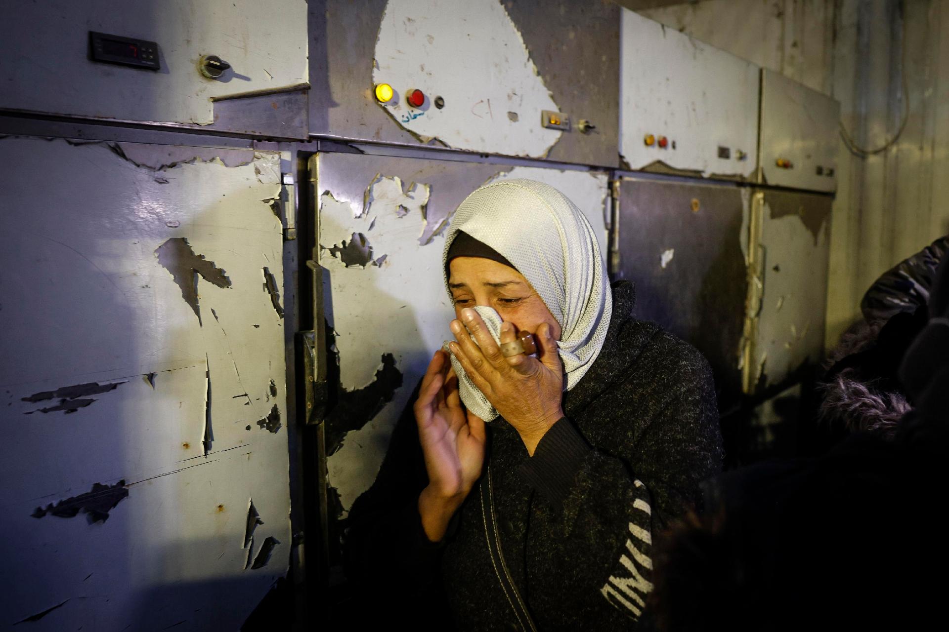 Uma mulher chora após procurar parentes desaparecidos no necrotério do hospital Al-Mujtahid em Damasco, Síria, 14 de dezembro de 2024, depois que forças da oposição tomaram a capital, derrubando o presidente Bashar al-Assad. Pelo menos 36 presos da prisão de Sednaya, apelidada pela Anistia Internacional de "Matadouro Humano", foram levados a este necrotério para que os familiares pudessem identificá-los e enterrá-los. EPA/ANTONIO PEDRO SANTOS