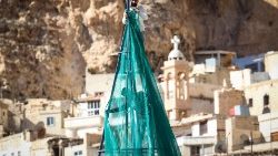 Árvore de Natal é montada em Maaloula, cidade a cerca de 55 km de Damasco, onde o aramaico ainda é falado e é um dos primeiros centros do cristianismo no mundo. EPA/ANTONIO PEDRO SANTOS
