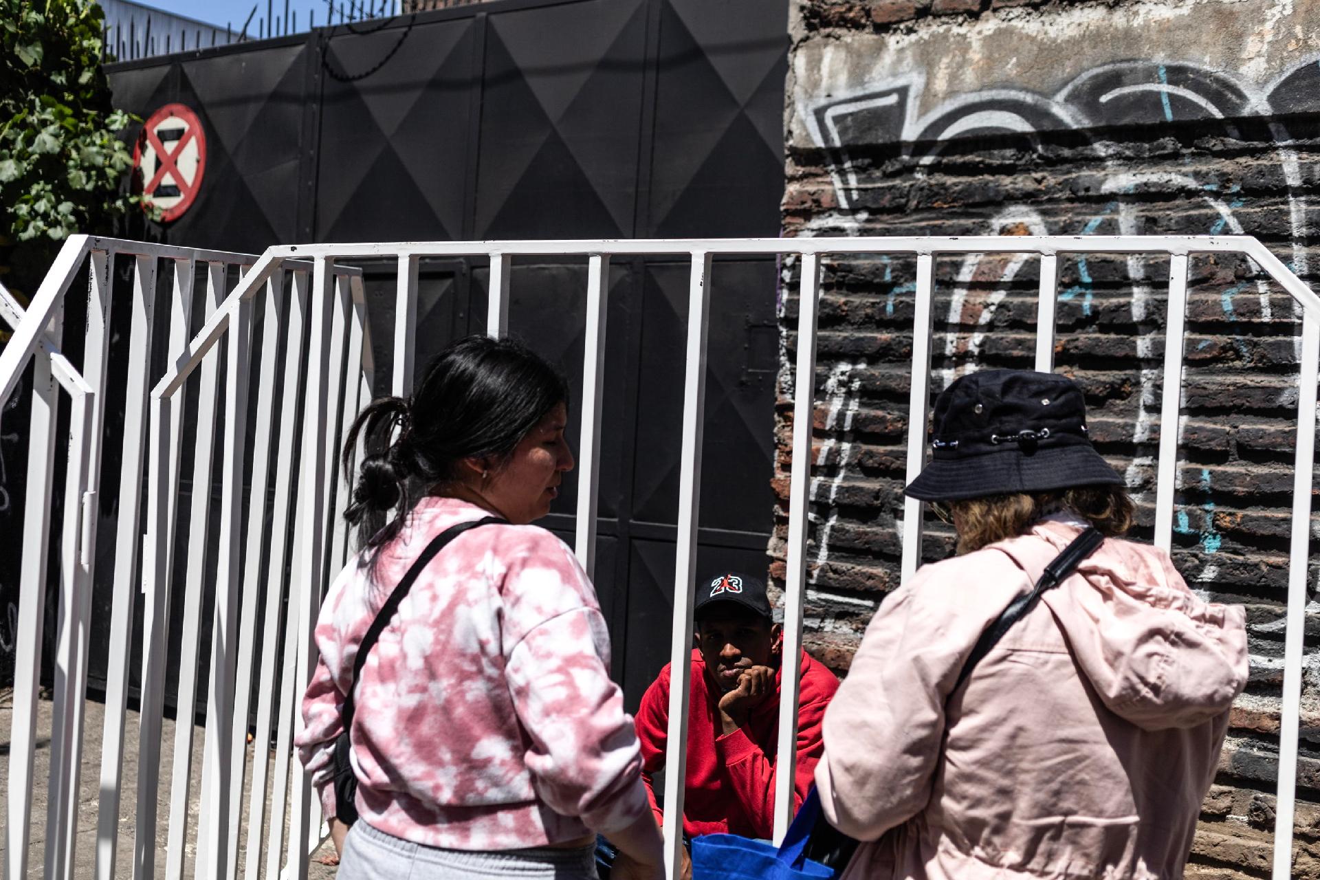 Oficiales del Registro Civil llaman a los migrantes para registrarse. (ANSA)