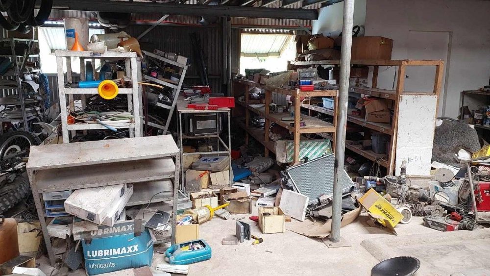 Uma foto de folheto mostra objetos em desordem dentro de uma oficina devido a um terremoto em Port Vila, Vanuatu, 17 de dezembro de 2024. EPA/Stephane Rivier 