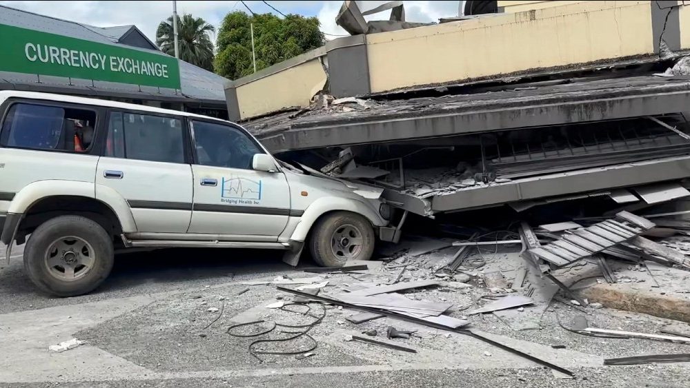 Uma foto de folheto disponibilizada por Michael Thomson mostra uma captura de tela de vídeo de um carro preso sob um prédio desabado após um terremoto em Port Vila, Vanuatu, em 17 de dezembro de 2024. EPA/MICHAEL THOMSON 