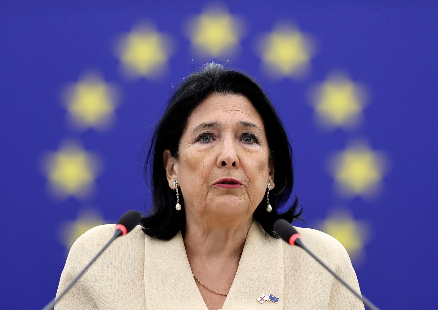 A presidente georgiana Salome Zourabichvili discursa no Parlamento Europeu em Estrasburgo, França, em 18 de dezembro de 2024. EPA/RONALD WITTEK