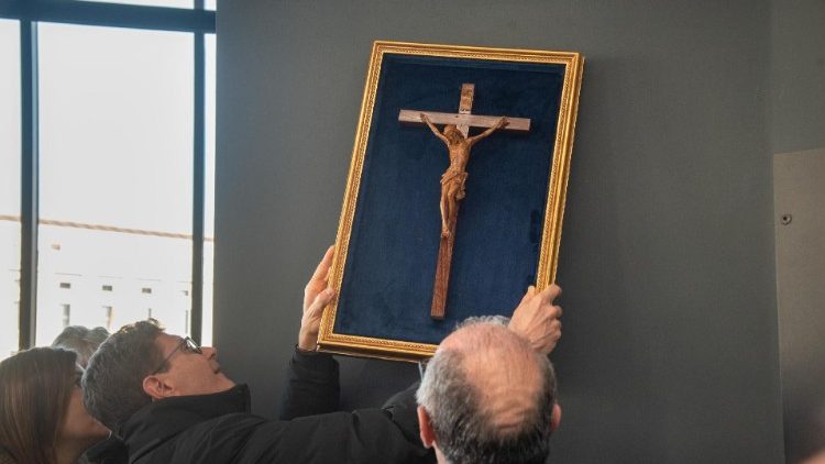 Un crucifix appos&eacute; sur le mur du c&ocirc;t&eacute; gauche