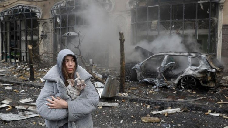 Jovem ucraniana com um cachorro no local de um ataque de míssil no centro de Kiev, Ucrânia, 20 de dezembro de 2024, em meio à invasão russa. Pelo menos uma pessoa foi morta e outras 10 ficaram feridas como resultado do bombardeio russo em Kiev, de acordo com o Serviço de Emergência Estatal da Ucrânia (SESU). EPA/SERGEY DOLZHENKO