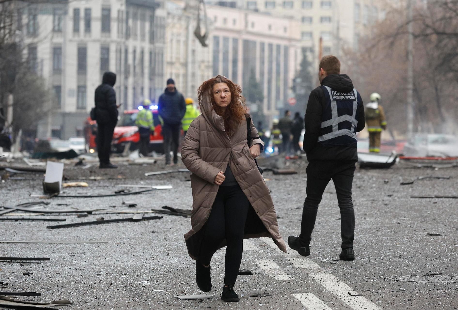 Uma mulher caminha perto do local de um ataque de míssil no centro de Kiev, Ucrânia, 20 de dezembro de 2024, em meio à invasão russa. Pelo menos uma pessoa foi morta e outras 10 ficaram feridas como resultado do bombardeio russo em Kiev, de acordo com o Serviço de Emergência Estatal da Ucrânia (SESU). EPA/SERGEY DOLZHENKO