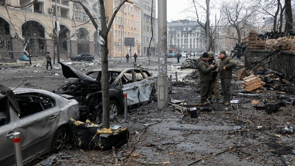 Especialistas ucranianos e policiais inspecionam o local de um ataque de míssil no centro de Kiev, Ucrânia, 20 de dezembro de 2024, em meio à invasão russa. Pelo menos uma pessoa foi morta e outras 10 ficaram feridas como resultado do bombardeio russo em Kiev, de acordo com o Serviço de Emergência Estatal da Ucrânia (SESU). EPA/SERGEY DOLZHENKO