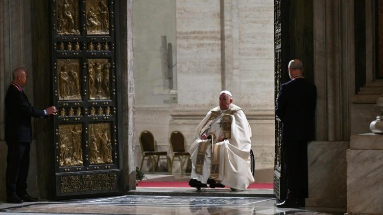 संत पेत्रुस महागिरजाघर के खुले पवित्र द्वार की दहलीज पर संत पापा फ्राँसिस