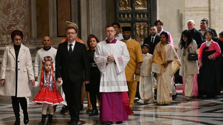 संत पेत्रुस महागिरजाघर के खुले पवित्र द्वार को  पार करते हुए विश्वासीगण 