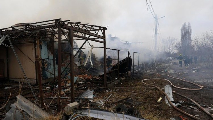 Equipes de resgate ucranianas trabalham no local de um ataque a&eacute;reo em um pr&eacute;dio privado em Kharkiv, nordeste da Ucr&acirc;nia, 25 de dezembro de 2024, em meio &agrave; invas&atilde;o russa. De acordo com o Servi&ccedil;o de Emerg&ecirc;ncia Estatal da Ucr&acirc;nia (SESU), pelo menos seis pessoas ficaram feridas na cidade de Kharkiv, no nordeste da Ucr&acirc;nia, depois que a R&uacute;ssia lan&ccedil;ou um ataque com m&iacute;sseis e drones na Ucr&acirc;nia em 25 de dezembro. EPA/SERGEY KOZLOV