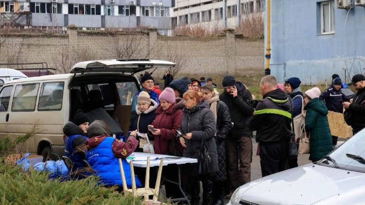 Moradores fazem fila esperando por ajuda perto de um pr&eacute;dio residencial danificado ap&oacute;s um ataque de m&iacute;ssil em Kharkiv, nordeste da Ucr&acirc;nia, 25 de dezembro de 2024, em meio &agrave; invas&atilde;o russa. De acordo com o Servi&ccedil;o de Emerg&ecirc;ncia Estatal da Ucr&acirc;nia (SESU), pelo menos seis pessoas ficaram feridas na cidade de Kharkiv, nordeste da Ucr&acirc;nia, depois que a R&uacute;ssia lan&ccedil;ou um ataque de m&iacute;ssil e drone em toda a Ucr&acirc;nia em 25 de dezembro. EPA/SERGEY KOZLOV