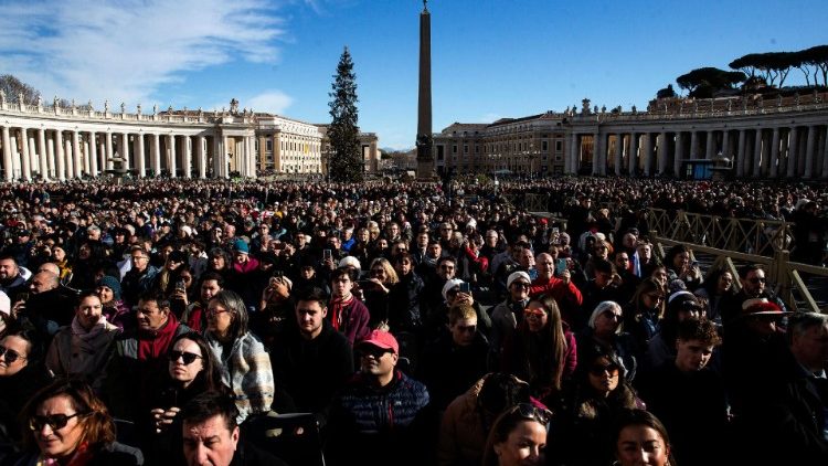 संत पेत्रुस प्रांगण में विश्वासीगण