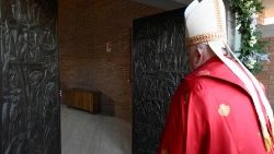 ++ Il Papa ha aperto la Porta Santa al carcere di Rebibbia ++