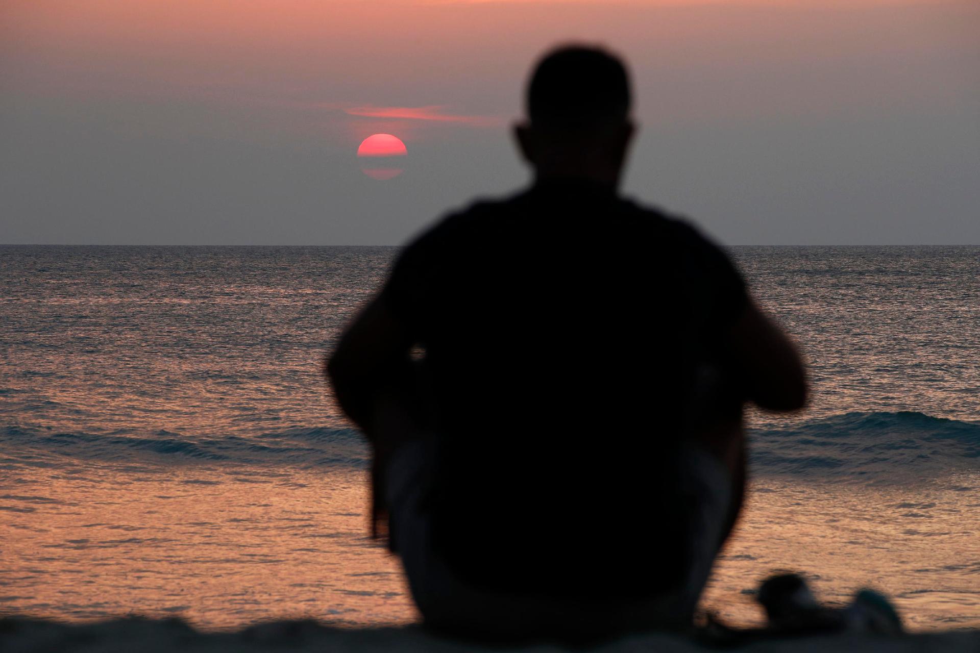 Um estrangeiro contempla o pôr do sol durante uma celebração no 20º aniversário do tsunami de 2004 na província de Phang Nga, sul da Tailândia, 26 de dezembro de 2024. A Tailândia recorda o 20º aniversário do tsunami do Oceano Índico de 2004, que ocorreu em 26 de dezembro de 2004, desencadeado por um terremoto de magnitude 9,2 no Oceano Índico, na costa oeste do norte de Sumatra, Indonésia. O tsunami ceifou mais de 220.000 vidas, deslocou internamente mais de meio milhão de pessoas e deixou centenas de milhares sem meios de subsistência, de acordo com as Nações Unidas, tornando-se um dos desastres naturais mais mortais da história. Indonésia, Sri Lanka, Índia, Maldivas e Tailândia sofreram danos massivos com a catástrofe. EPA/RUNGROJ YONGRIT