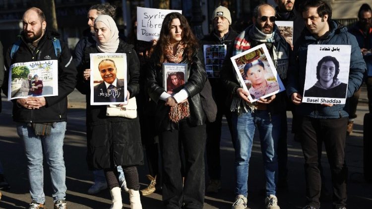 Angeh&ouml;rige von Syrern, die unter dem Assad-Regime verschwunden sind, demonstrieren Ende Dezember in Paris