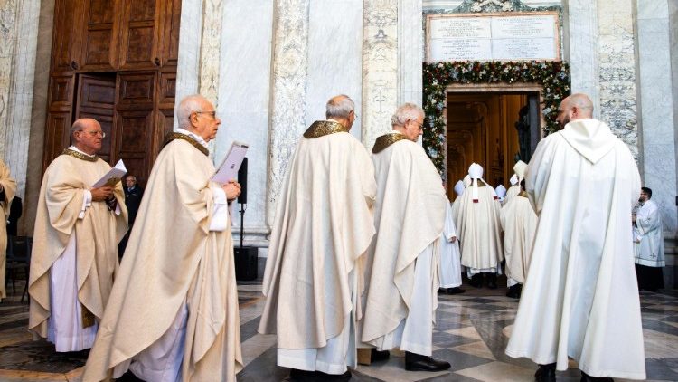 Los concelebrantes atraviesan la Puerta Santa de la Archibasílica Papal de San Juan de Letrán este domingo 29 de diciembre de 2024. (ANSA)