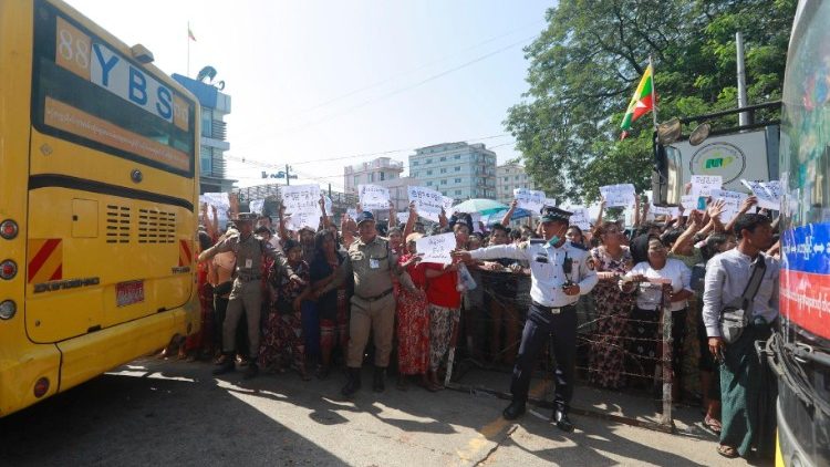 மியான்மார் சுதந்திர தினத்தை முன்னிட்டு 5,864 கைதிகளுக்கு பொது மன்னிப்பு வழங்குவதாக இராணுவம் அறிவித்துள்ளதால் மக்கள் மகிழ்ச்சி 