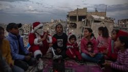 போரால் பாதிக்கப்பட்ட குழந்தைகளுடன் கிறிஸ்மஸ் தாத்தா