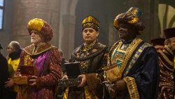 மூன்று அரசர்கள் போல உடையணிந்த மக்கள்