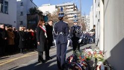 Il presidente Macron e Anne Hidalgo, sindaco di Parigi, sui luoghi dell'attacco