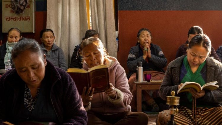 நிலநடுக்கத்தில் இறந்தவர்களுக்கு இறைவேண்டல் செய்யும் பெண்கள் 