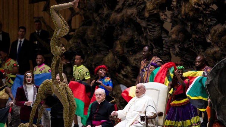 O Papa Francisco com os circenses na Sala Paulo VI