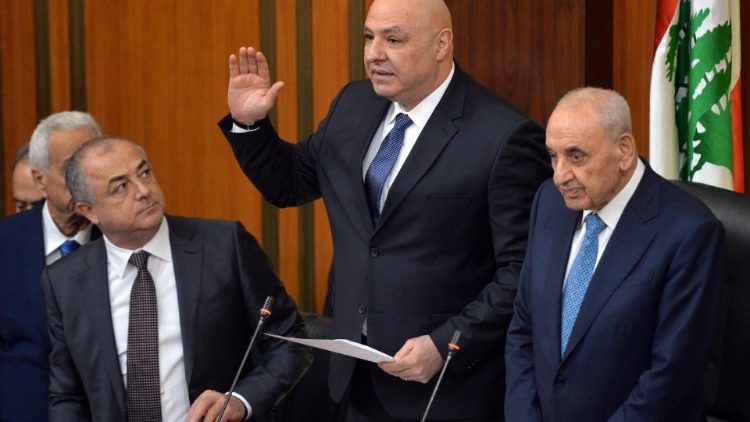 El general Joseph Aoun toma juramento como presidente del Líbano