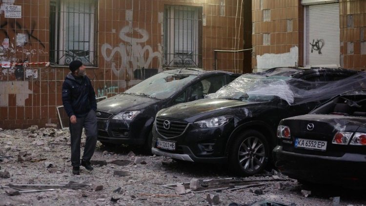 Um morador local caminha perto de carros danificados no local de destroços de drones caindo em um prédio residencial, em Kiev, Ucrânia, 10 de janeiro de 2025, em meio à invasão russa. Destroços de um veículo aéreo não tripulado (UAV) russo atingiram um prédio alto no distrito de Solomianskyi, em Kiev, escreveu o chefe da Administração Militar da Cidade de Kiev, Tymur Tkachenko, em um telegrama, acrescentando que nenhum ferimento foi relatado no incidente. EPA/SERGEY DOLZHENKO