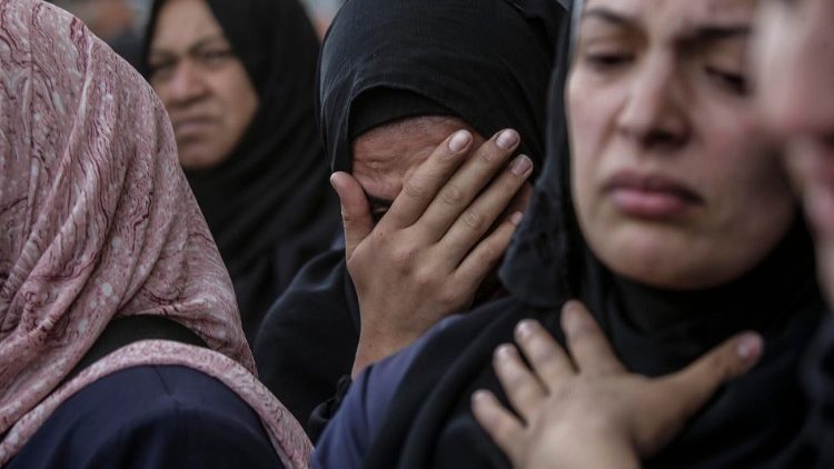 Palestinezët vajtojnë të vdekurit e tyre në spitalin Deir Al Balah pas një sulmi ajror izraelit në Gazën qendrore (2025)