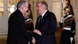 Kard. Parolin z wizytą w Paryżu, spotkanie z premierem Bayrou