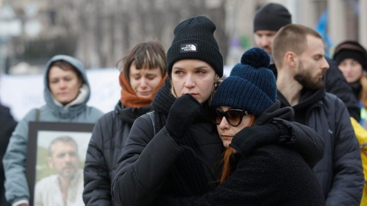 Parentes, amigos e camaradas do falecido militar e jornalista ucraniano Ruslan Ganushchak comparecem à sua cerimônia de despedida na Praça da Independência (Maidan Nezalezhnosti) em Kiev, Ucrânia, em 18 de janeiro de 2025, em meio à invasão russa. Ganushchak trabalhou como jornalista militar desde 2014 e, mais tarde, se ofereceu para lutar após o início da invasão russa em grande escala em 2022. EPA/SERGEY DOLZHENKO