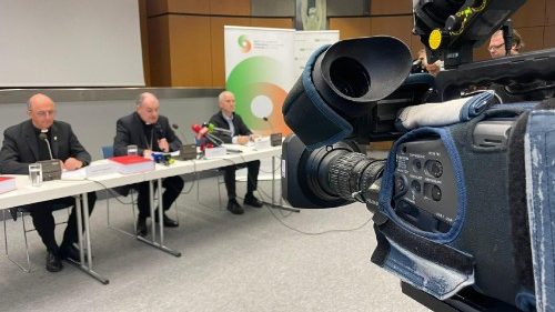 Missbrauchsgutachten: Bischof Muser übernimmt Verantwortung 