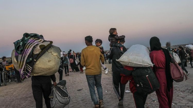 Sfollati palestinesi tornano a casa dopo la tregua tra Hamas e Israele