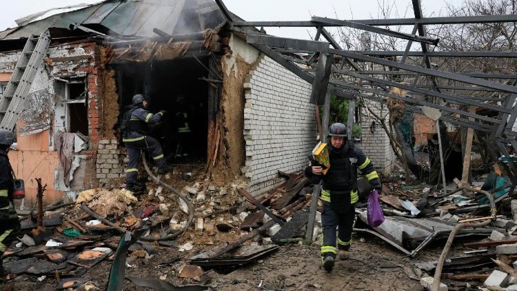 Equipes de resgate ucranianas trabalham no local de um ataque de drone a um prédio privado em Kharkiv, Ucrânia, 01 de fevereiro de 2025, em meio à invasão russa em andamento. Uma mulher morreu e quatro pessoas ficaram feridas como resultado do bombardeio russo em uma área de prédio privado em Kharkiv, de acordo com o relatório do Serviço de Emergência do Estado. EPA/SERGEY KOZLOV